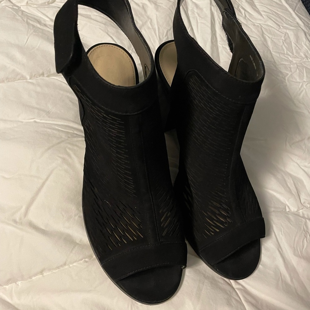 Women’s size 11 lightly used Vince Camuto shoes